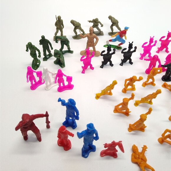 Toy Figurines Vintage Astronauts, Divers, People, Fantasy Mixed Approx 125 pcs - Picture 10 of 14